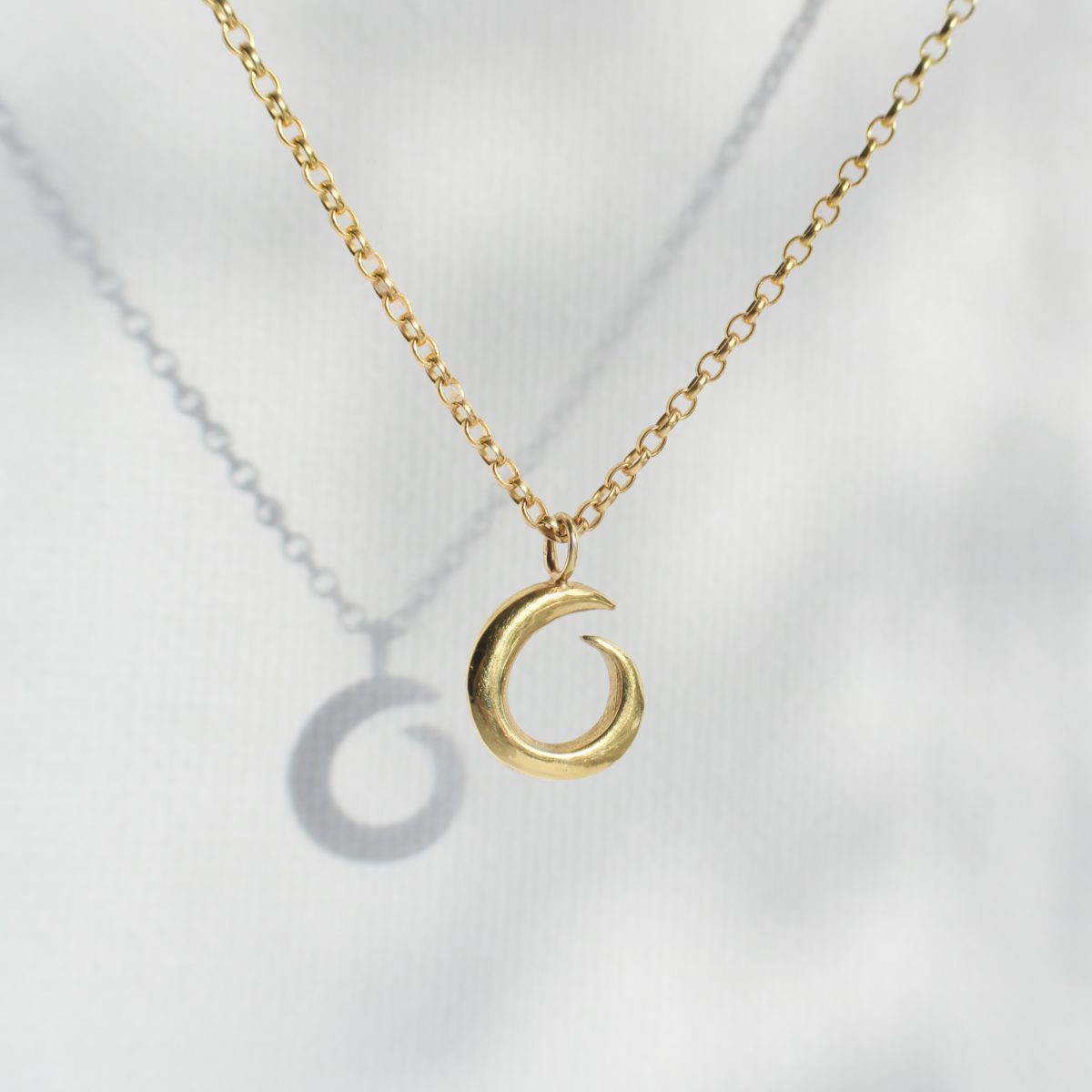 Selene dainty curve gold necklace